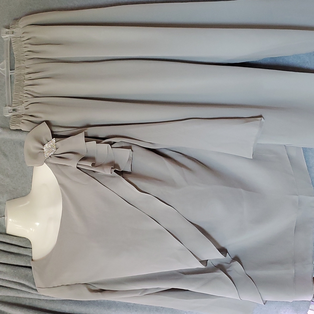 Elegant Grey Women's Two-Piece Ruffled Top and Pants Set